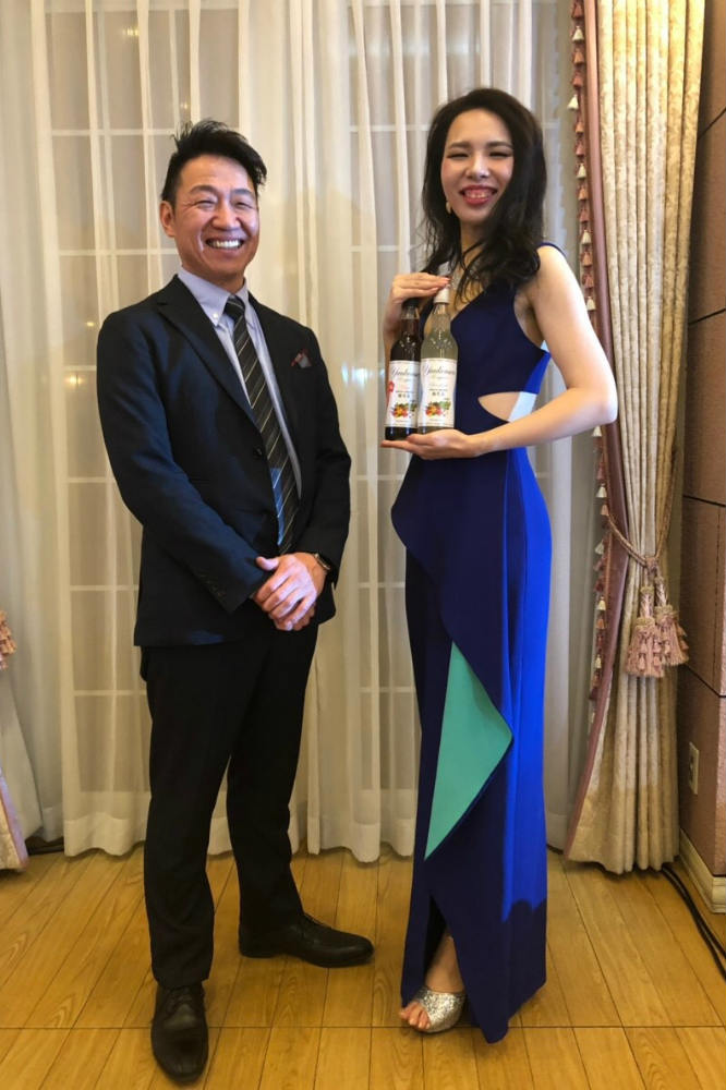 店長 北島とのツーショット。スタイル抜群の山口さんは、女性の憧れです。