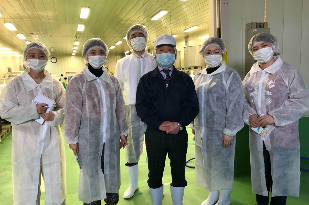 工場長と記念写真。どうしても永岡に目がいきます(右端)