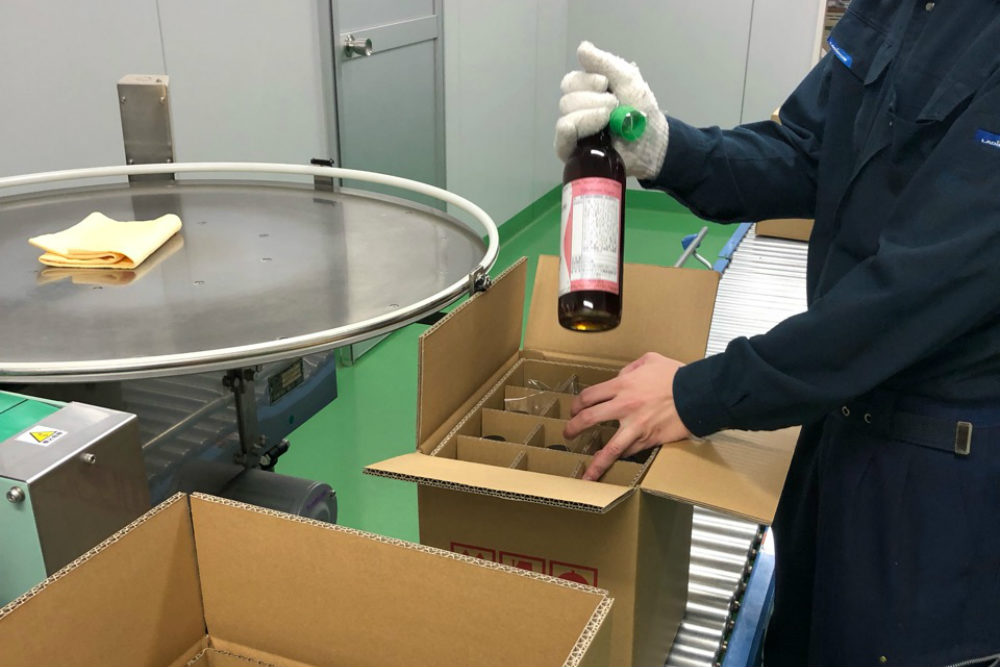 細心の注意を払い、優光泉を優しく詰めていきます