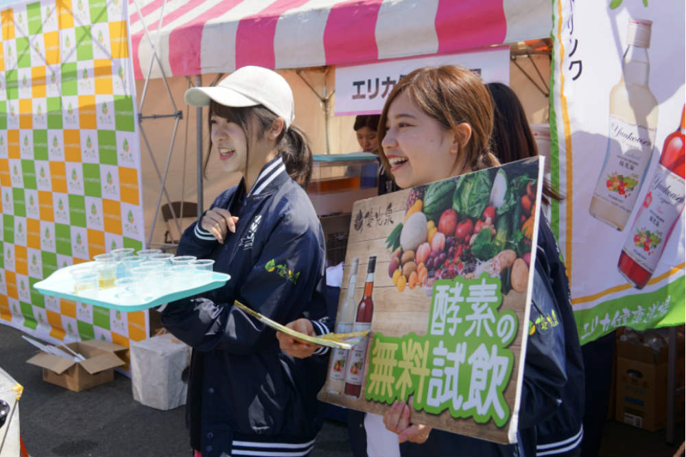 新入社員の松元、町田も笑顔で接客しています。